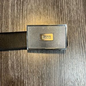 I’m selling this black Hugo boss belt which fits waist sizes 32.